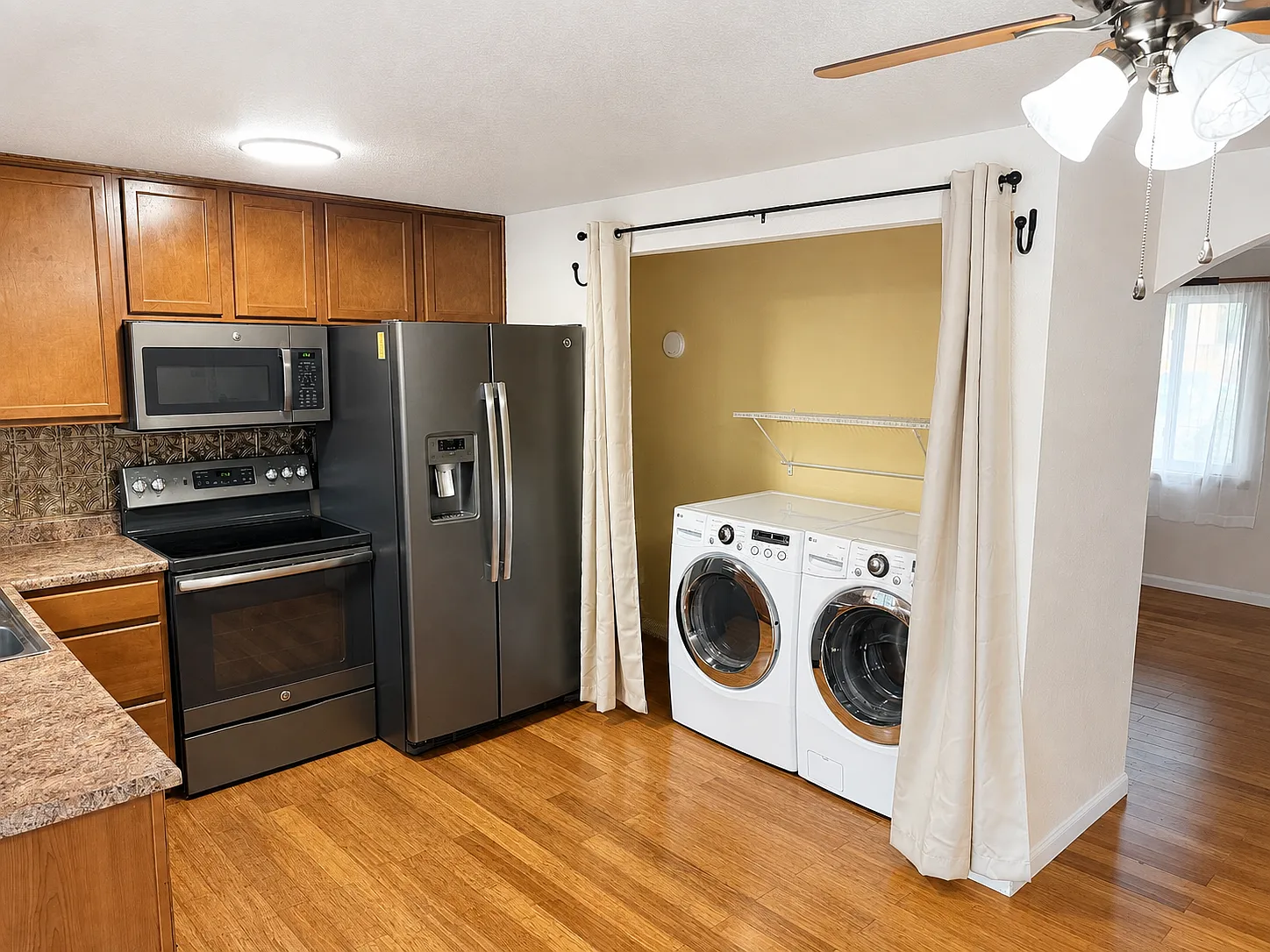 3 bed, 1.0 bath, 920 sqft, $1,900 — Photo 3