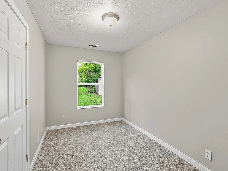 2903 Roslyn Dr — Photo 8