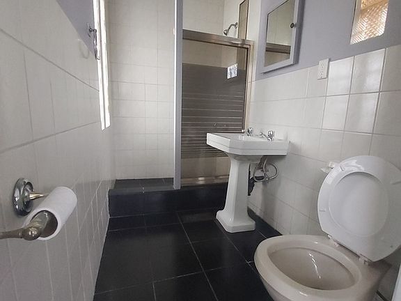 5th image of 348 Gladstone Ave #2