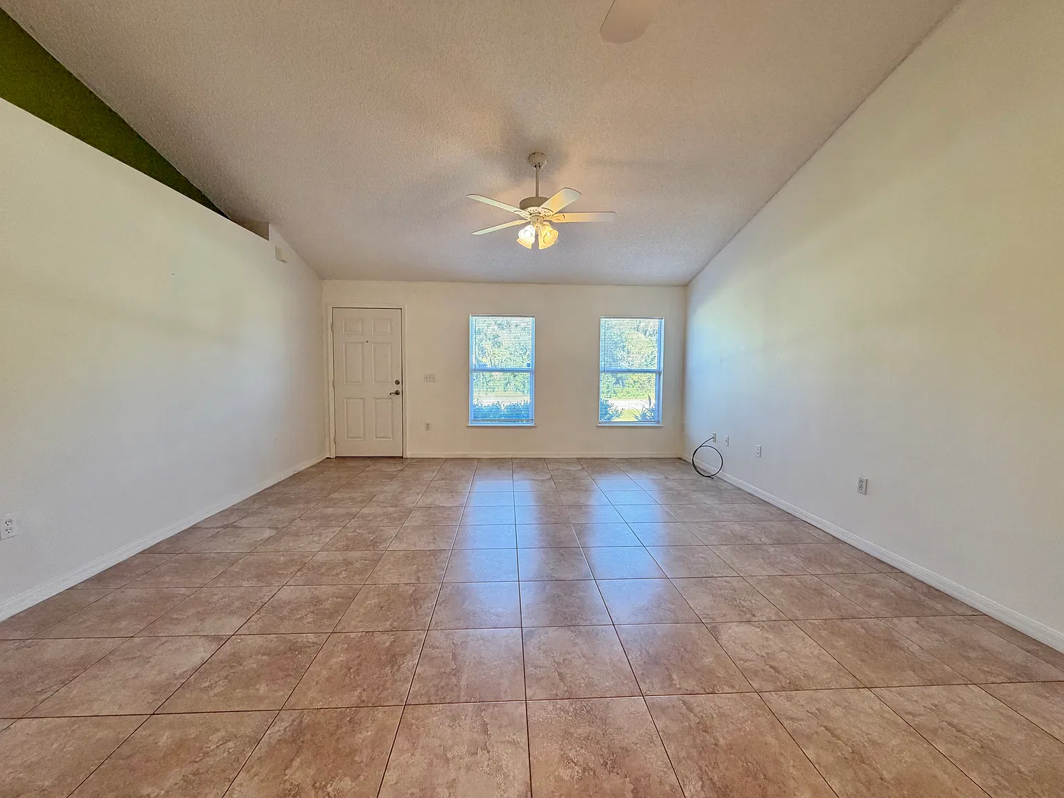 3 bed, 1940 sqft, $2,200 — Photo 3