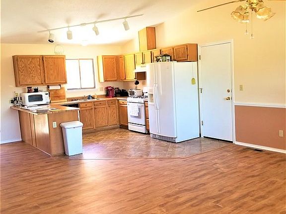 3rd image of 120 Carlene Dr