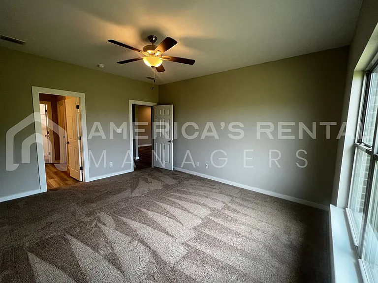 822 Temple St — Photo 9