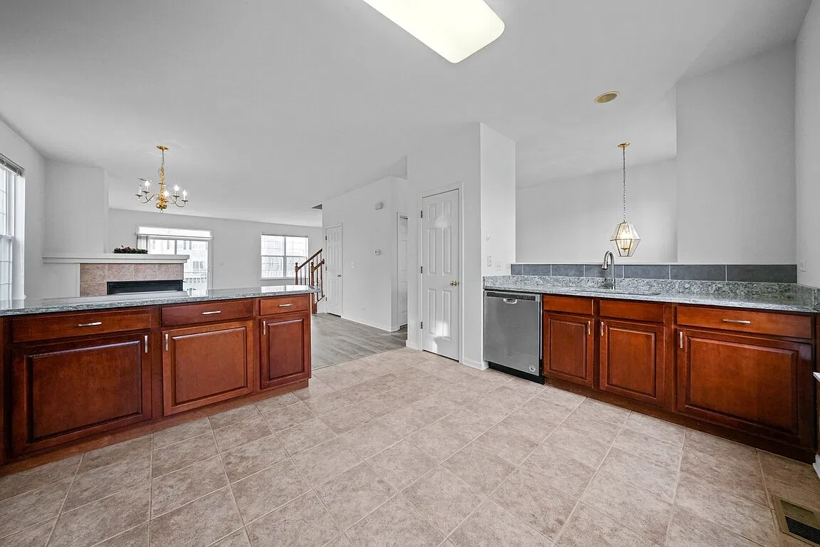 3 bed, 2.5 bath, 1976 sqft, $2,800 — Photo 4