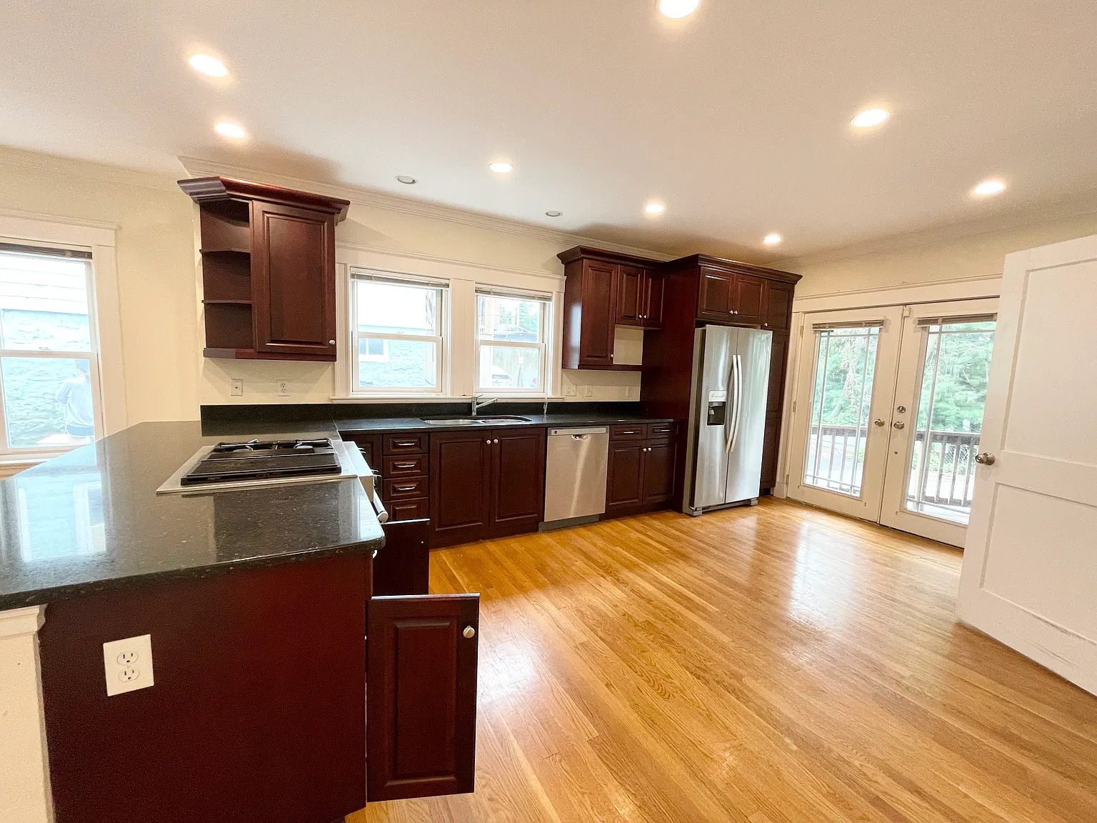 5 bed, 9999 sqft, $8,000 — Photo 2
