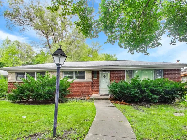 8425 Lawndale Ave, Skokie, IL 60076