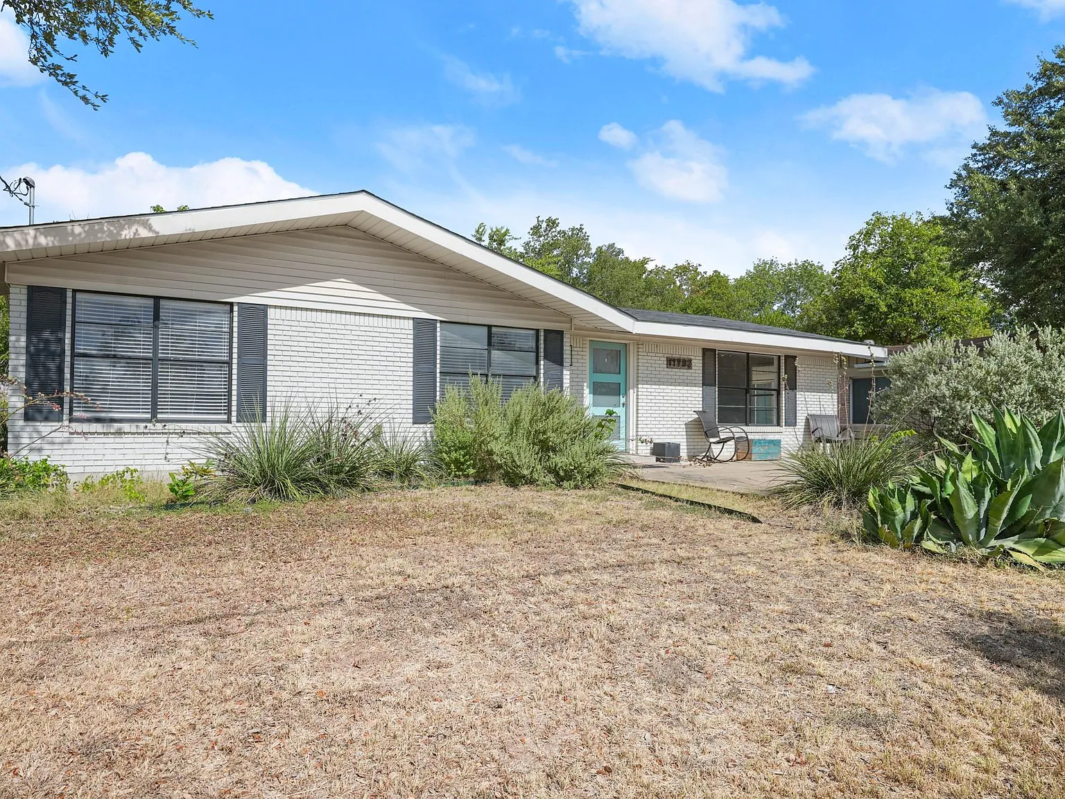 3 bed, 2.0 bath, 1615 sqft, $2,295 — Photo 3