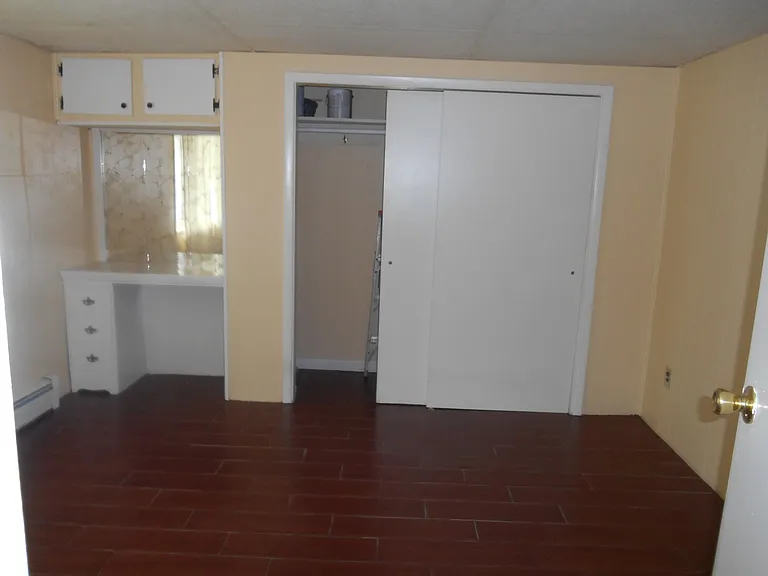 Bed Room - sliding door closet