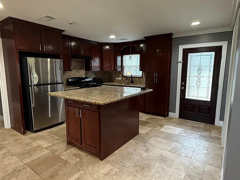 812 Avenue M — Photo 1