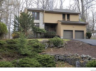 8 Red Oak Ln, Fishkill, NY 12524