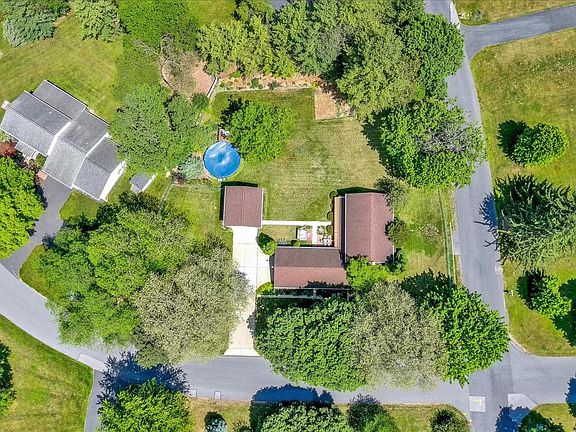 2nd image of 10 Fieldstone Dr