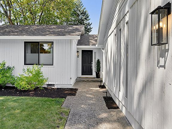 3rd image of 1633 Holly Ave