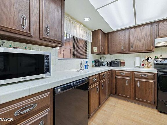 5th image of 154 Lake Glen Dr