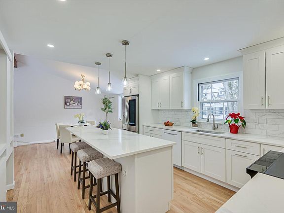 4th image of 40 Dogwood Ln