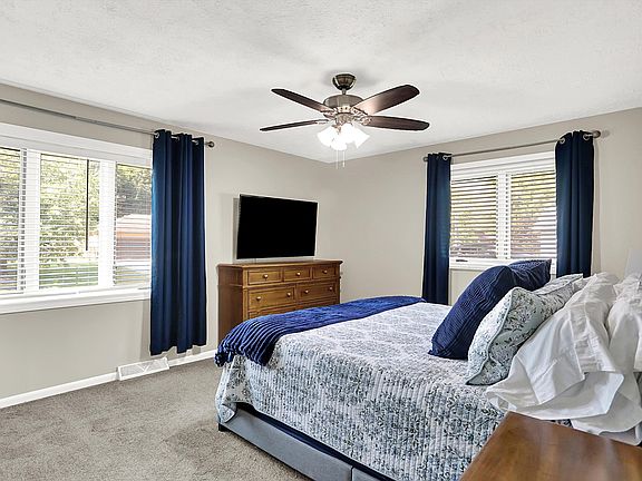 4th image of 830 Yosemite Dr