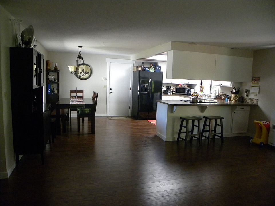 2nd image of 1304 N Ct SE