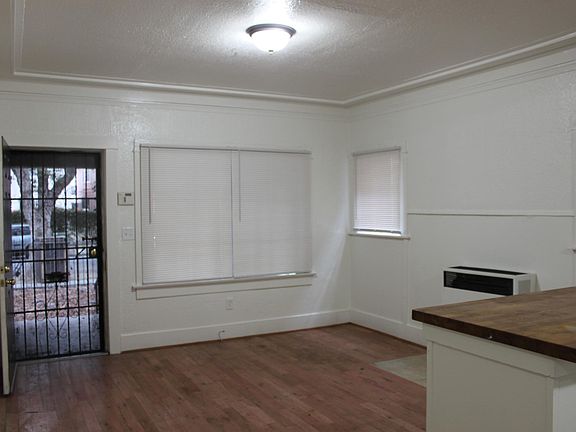 4th image of 828 W 40th Pl