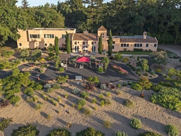 942 Country Club Lane - 4bd/6ba, 5,544 sqft - in Sonoma, CA