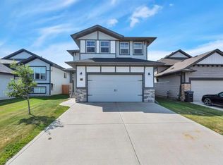 22 N Bardwell Way, Sylvan Lake, AB T4S 0M8