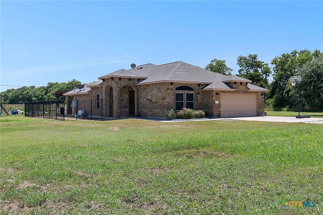 3 bed, 2.5 bath, 1944 sqft, $2,200 — Photo 2