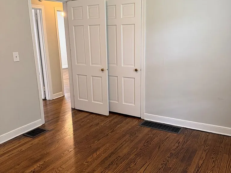 2031 Benjamin St — Photo 10