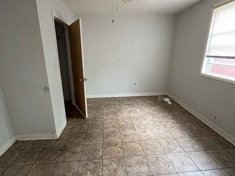 2 bed, 1.0 bath, $700 — Photo 4
