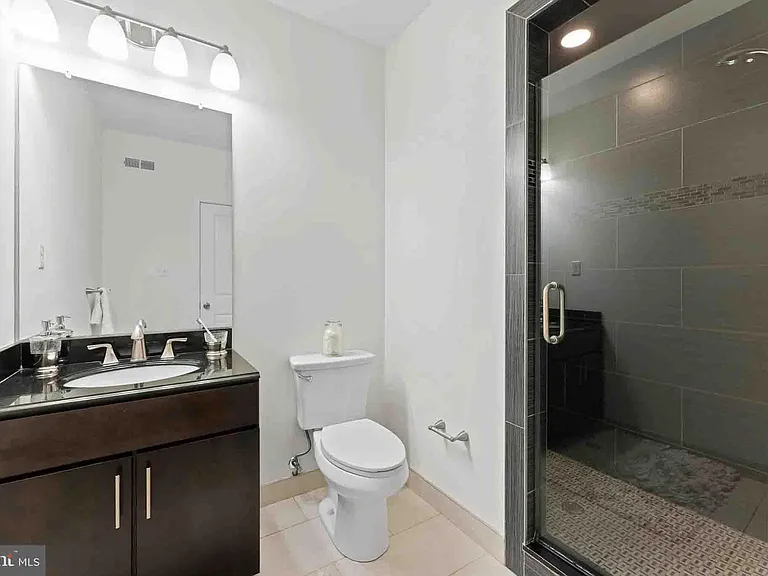 2516 Grays Ferry Ave — Photo 7