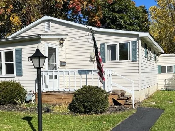 8 Garden Pkwy, Williamsville, NY 14221
