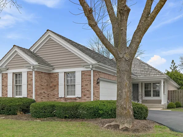 404 Park Barrington Dr, Barrington, IL 60010