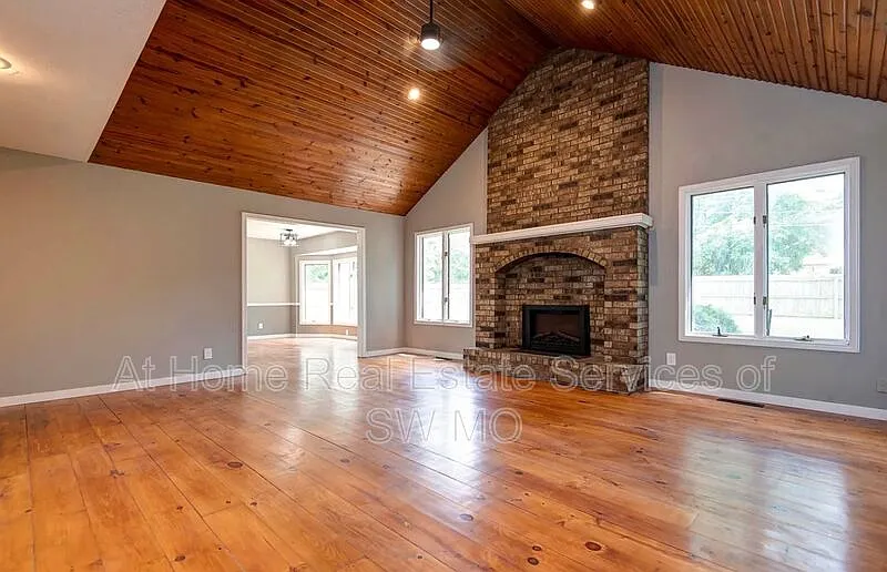 3 bed, 2.0 bath, 1740 sqft, $1,850 — Photo 2