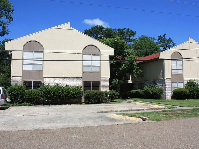 752 Kenmore Ave — Photo 2