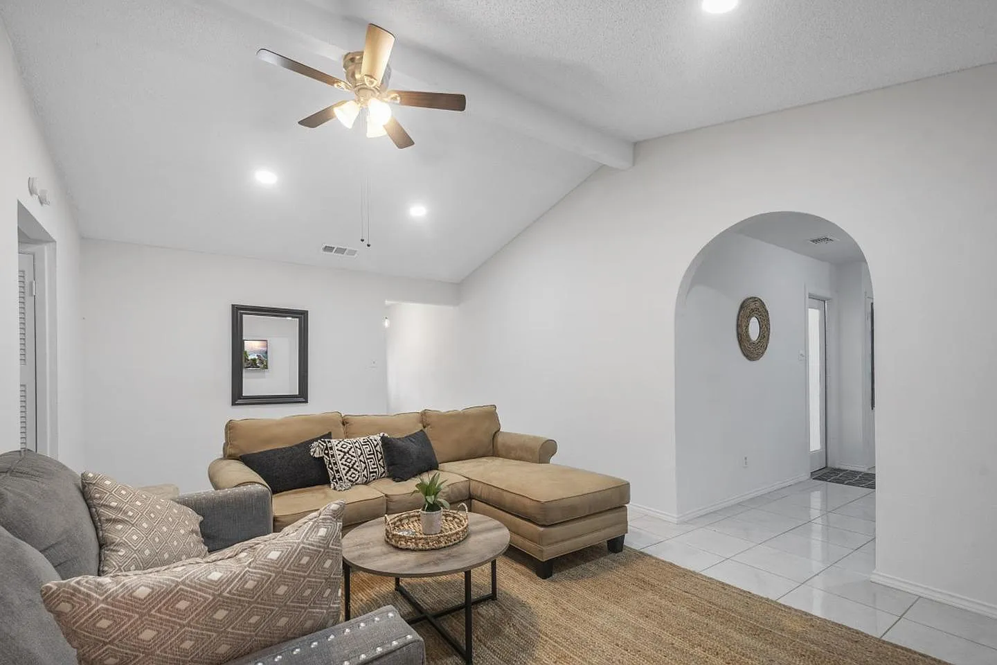 Modern Arlington home near the Parks Mall — Photo 2