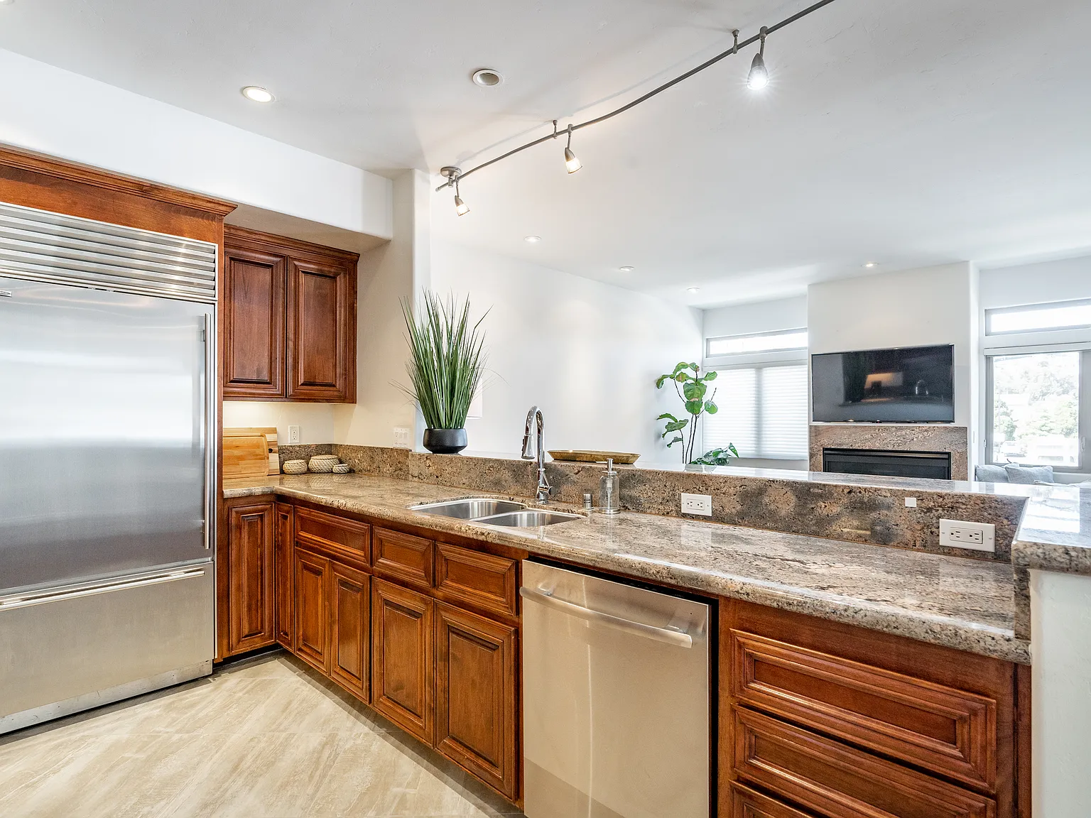 3 bed, 3.5 bath, 1829 sqft, $6,750 — Photo 4