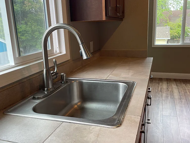 547 N School St #A — Photo 6
