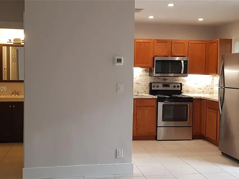 818 SW 4th St #3 — Photo 2