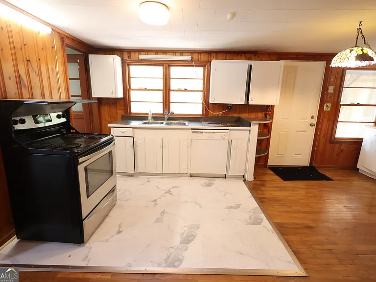 140 Bell Ave SE — Photo 4
