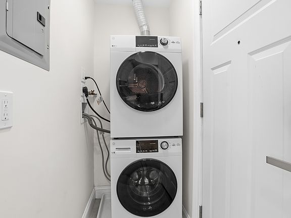 5th image of 233 1/2 Summit Ave APT 2