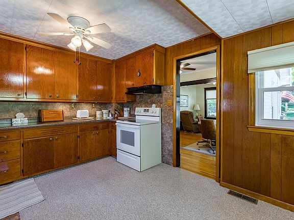 4th image of 900 E 11th St