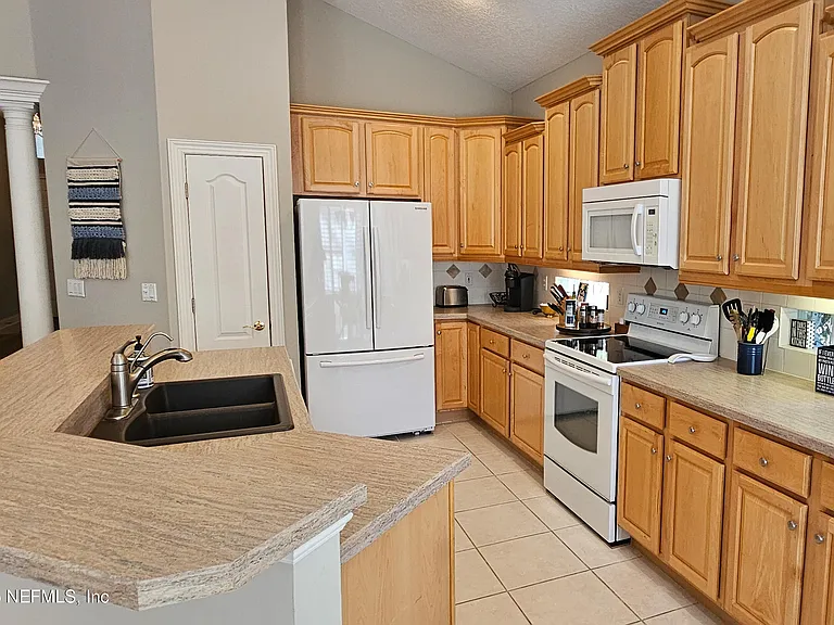 212 Island Green Dr — Photo 4