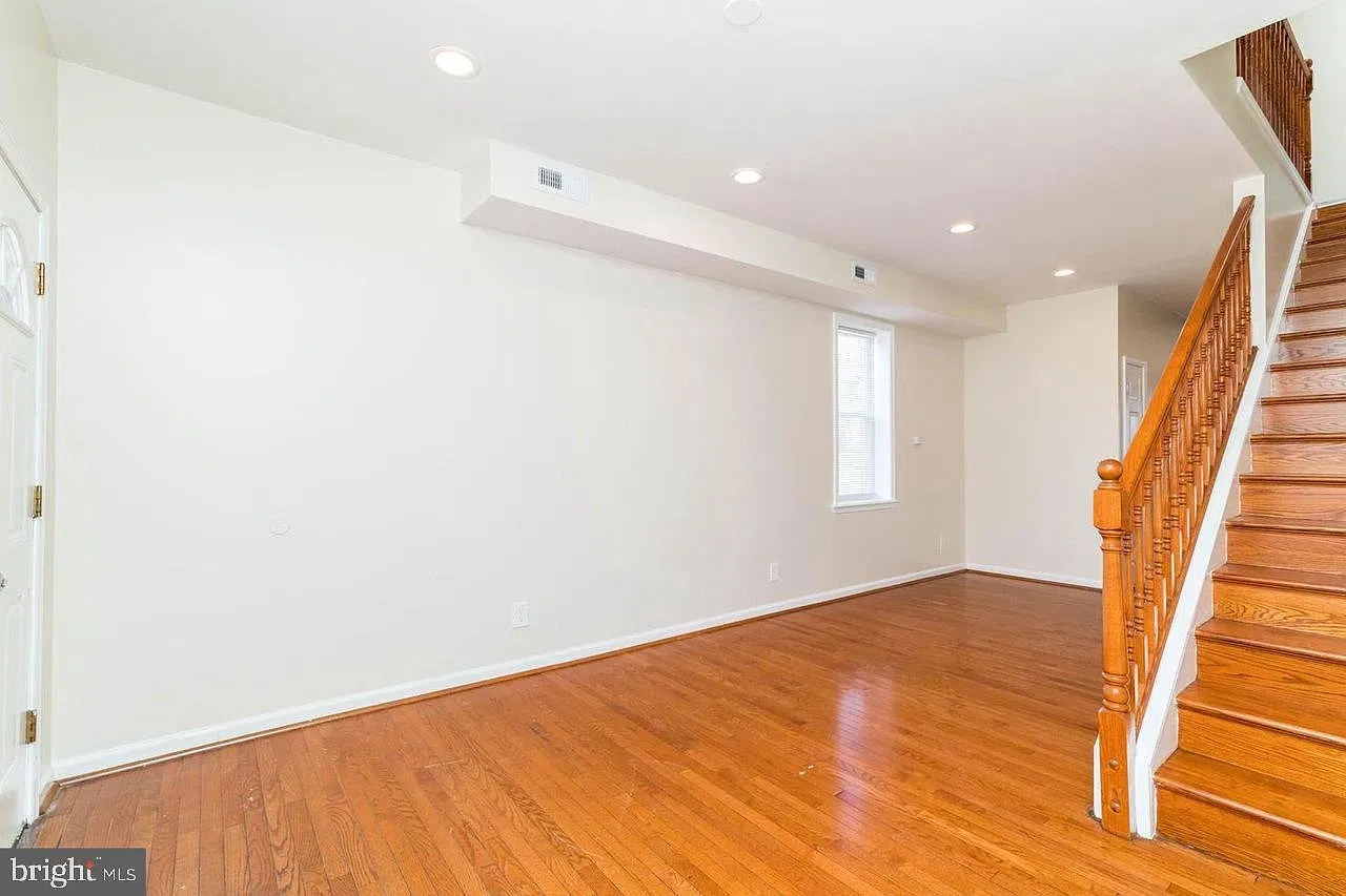 4 bed, 2.5 bath, 1360 sqft, $2,000 — Photo 2