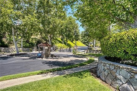 3rd image of 724 Valley Dr