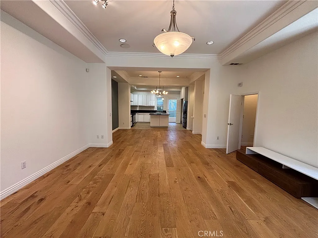 3 bed, 2.5 bath, 1600 sqft, $4,300 — Photo 3