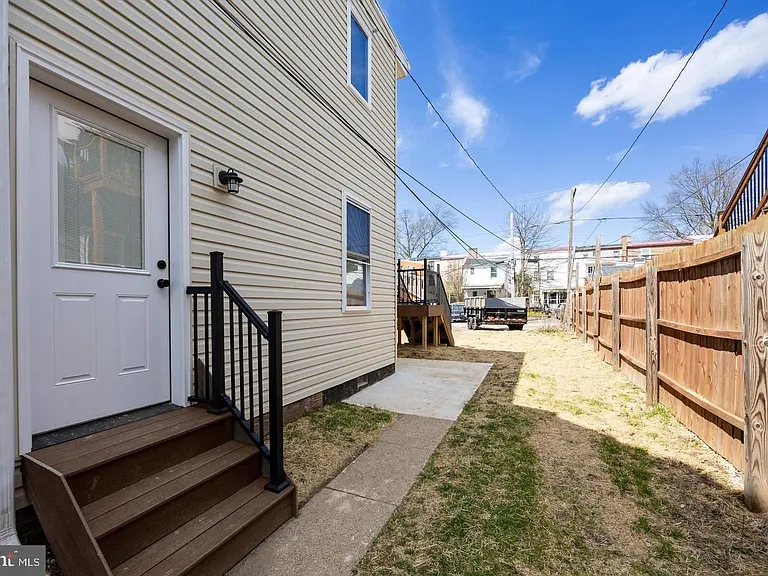 325 W Barnard St W — Photo 20