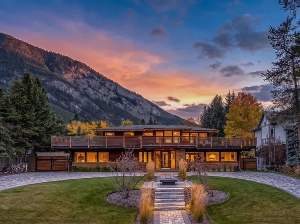 115 NE Spray Ave, Banff, AB T1L 1H1