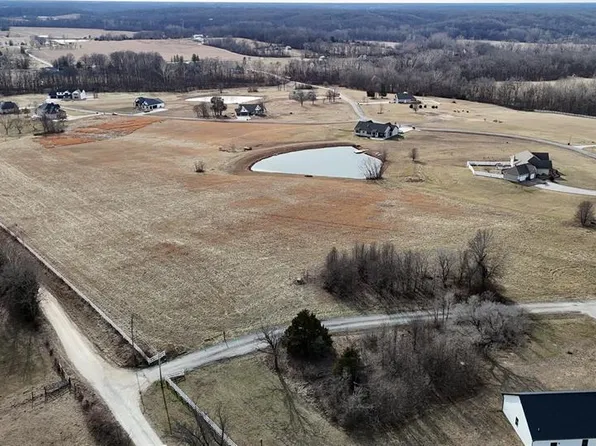 8 Northern Dancer Dr, Troy, MO 63379