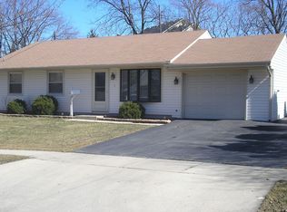 405 Country Ln, Streamwood, IL 60107