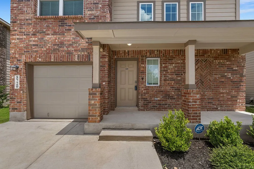 Spacious 4-Bed Home with Island Kitchen, Fenced Yard, and Garage 5720 Brook Prairie, San Antonio — Photo 4