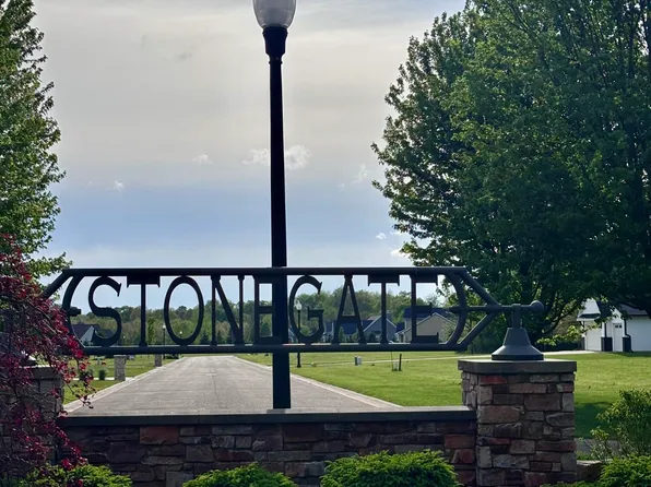 106 Stonegate Dr, Battle Creek, MI 49015