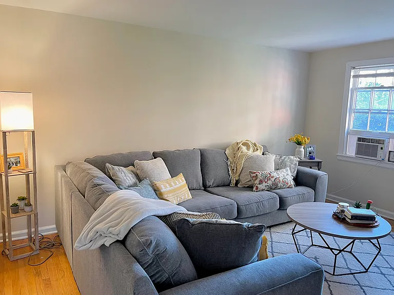 2861 Thornhill Rd — Photo 2