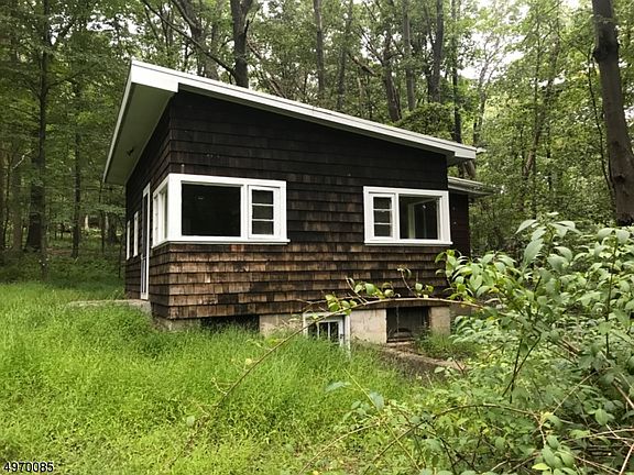 4th image of 10 Green Acres Dr