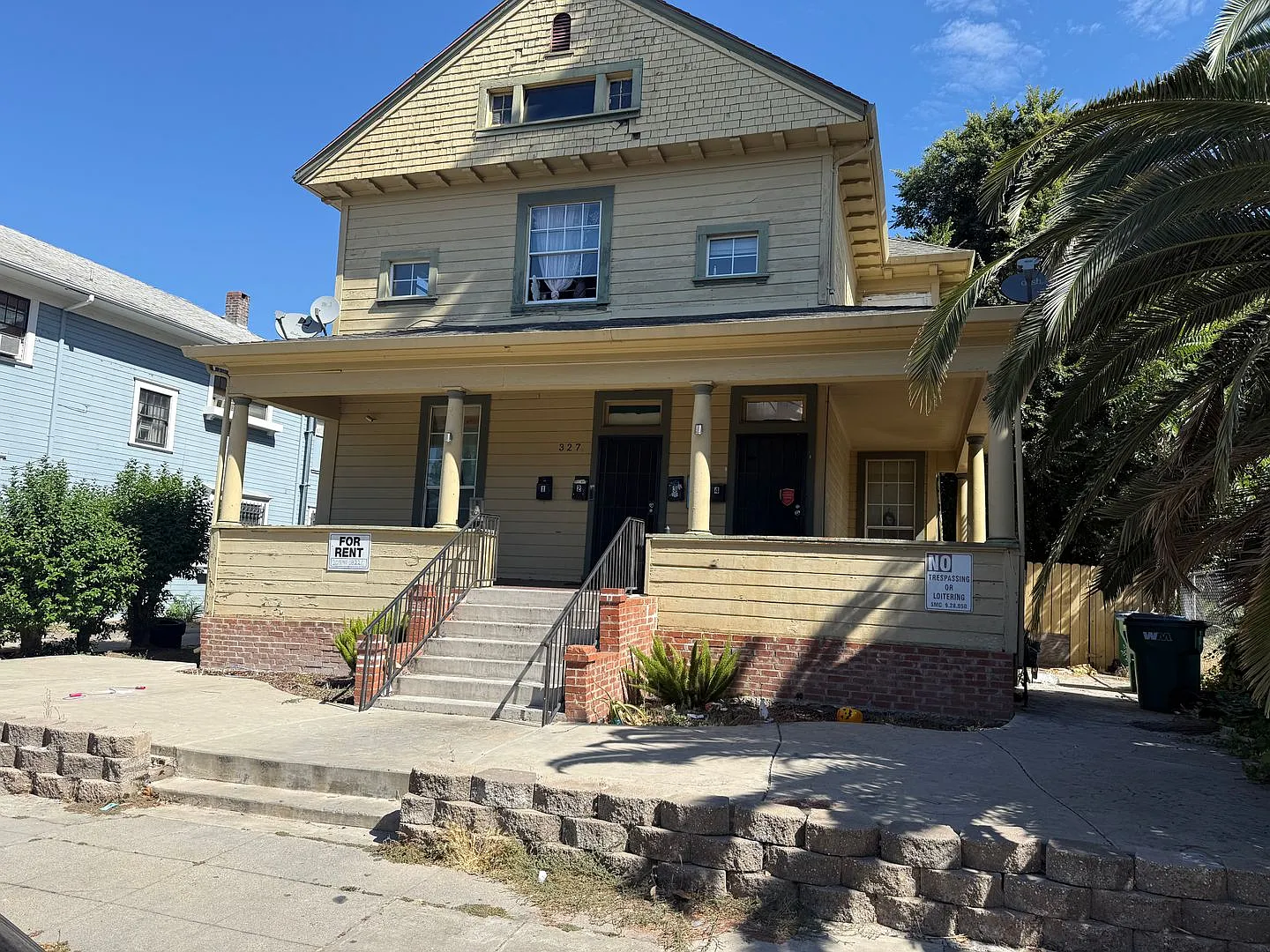 327 E Acacia St — Photo 3
